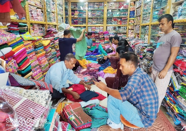 শেষ মুহুর্তে জমে উঠেছে কমলগঞ্জে পূজার কেনাকাটা